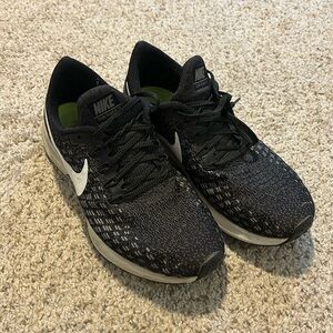 Women’s Nike Pegasus 35 size 8.5, black